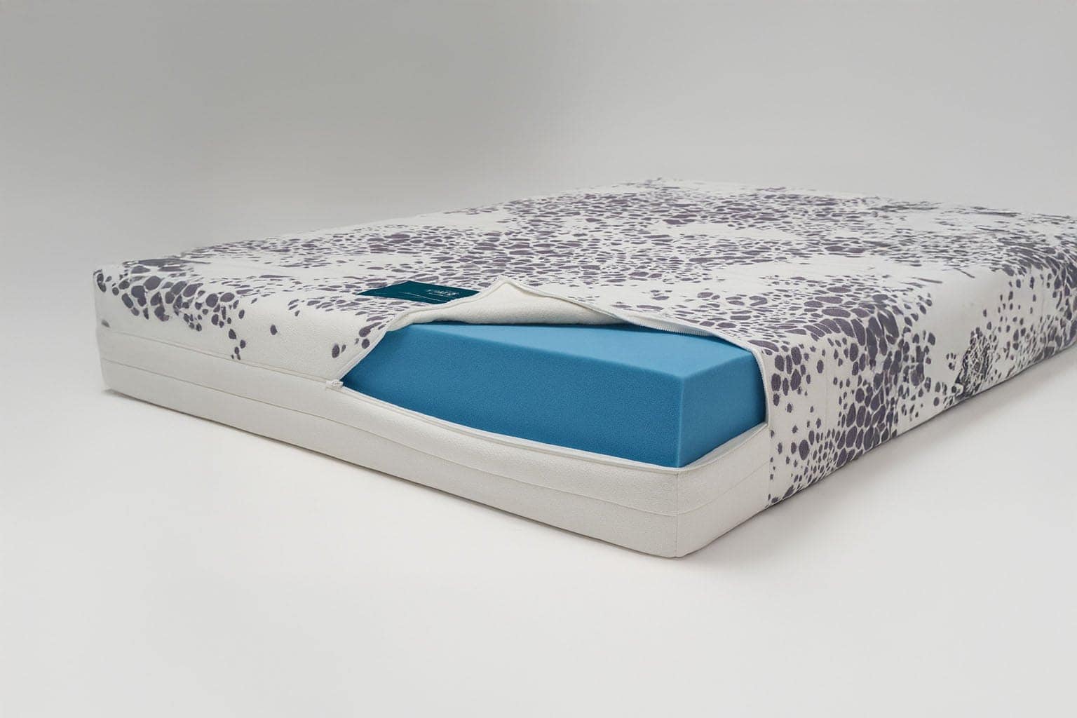 Majestic 9000 extra firm double mattress in 135 x 190 cm, shown uncovered on a plain bed base — view 2